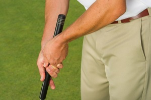 PERMITTED: Traditional grip with mid-length putter.